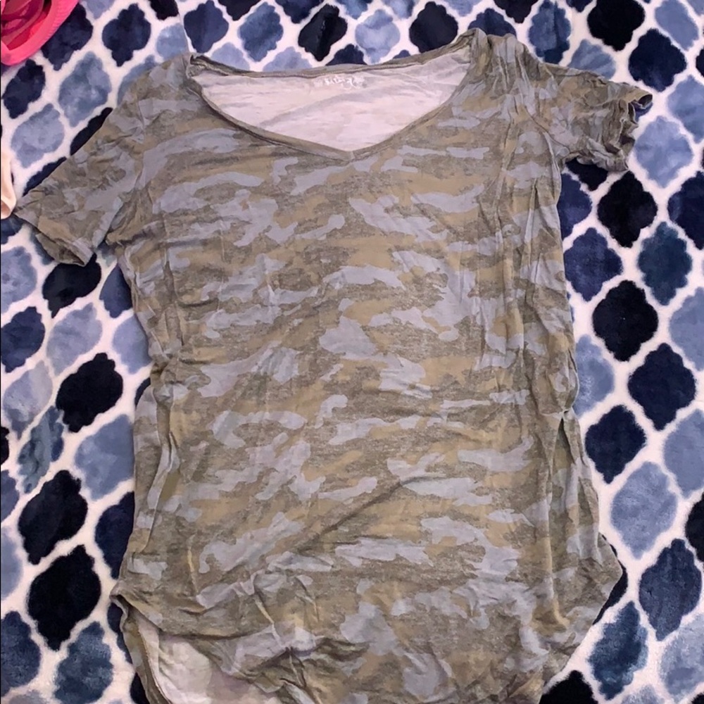 Camo v-neck short sleeved shirt